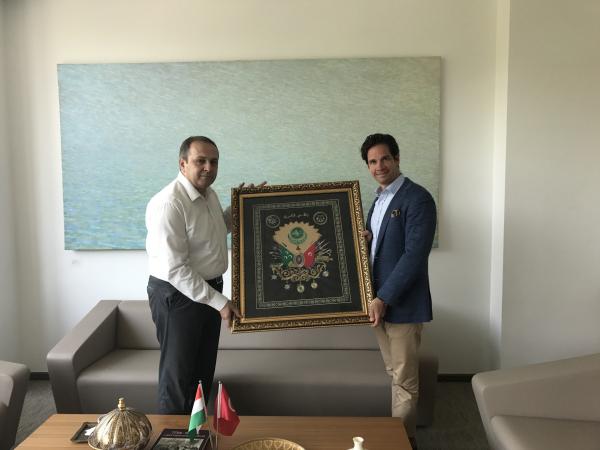 Hasan Göç Kağıthane városrész kormányzója Oszmán címert adományoz Hendrich Balázs főkonzulnak